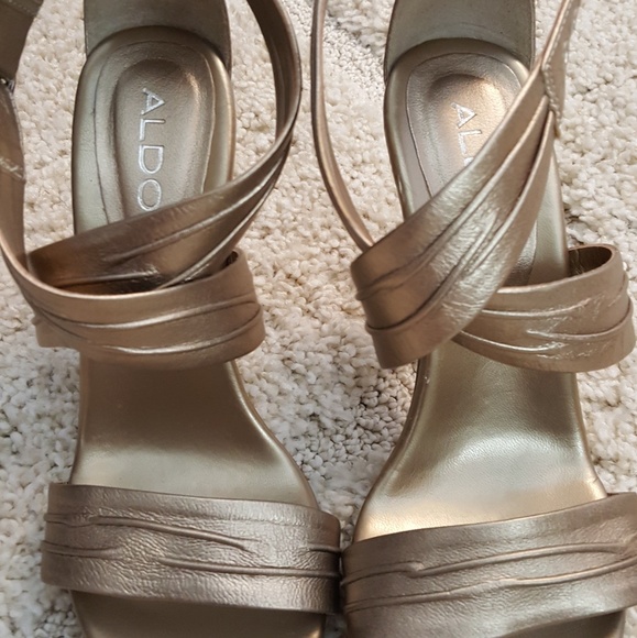 Aldo Gold Leather Heel Buckle Closure Size 7 - Picture 3 of 7